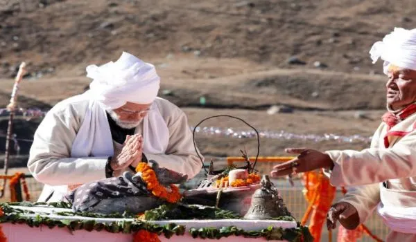प्रधानमंत्री नरेंद्र मोदी ने किया पार्वती कुंड के दर्शन